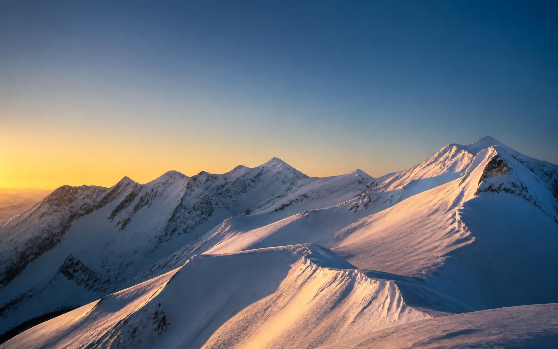 Alpine Berglandschaft bei Sonnenaufgang